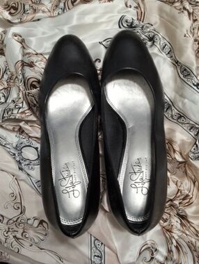 Life Stride Black Classic Round Toe Kitten Heels